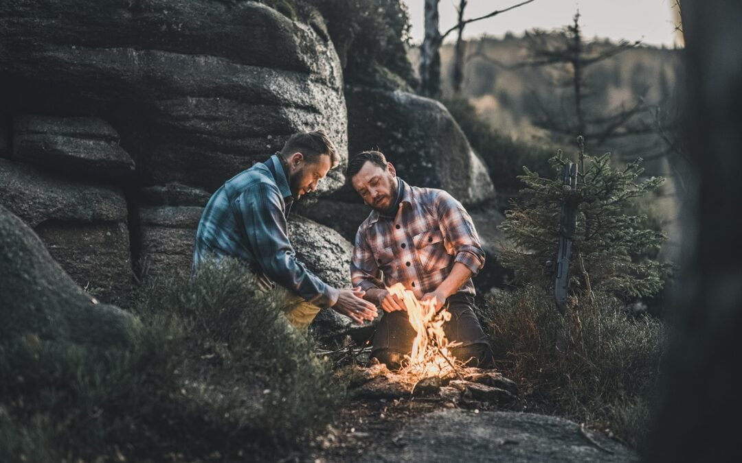 Bushcraftowe ABC: Jakie ubrania i akcesoria taktyczne zabrać na zimową wyprawę w styczniu?